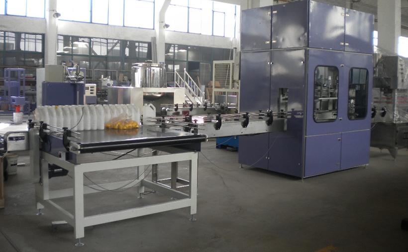 潤滑油行業(yè)--潤滑油全自動灌裝機